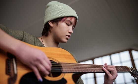 boy paying guitar